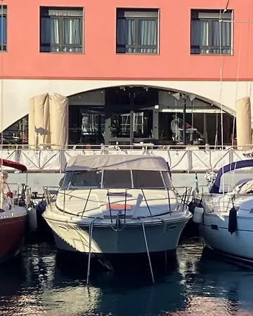 Botel Barca Americana Old Style Refittata Genoa